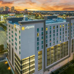 La Quinta & By Wyndham Downtown Stadium מלון
