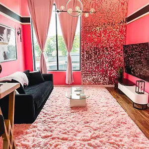  Holiday home Dolly's Glam Getaway - Glittering Gem Near Broadway
